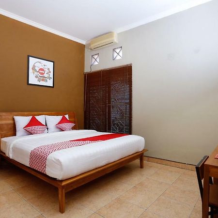Oyo 1072 Kampung Condro Wulan Guesthouse Maguwo Kültér fotó