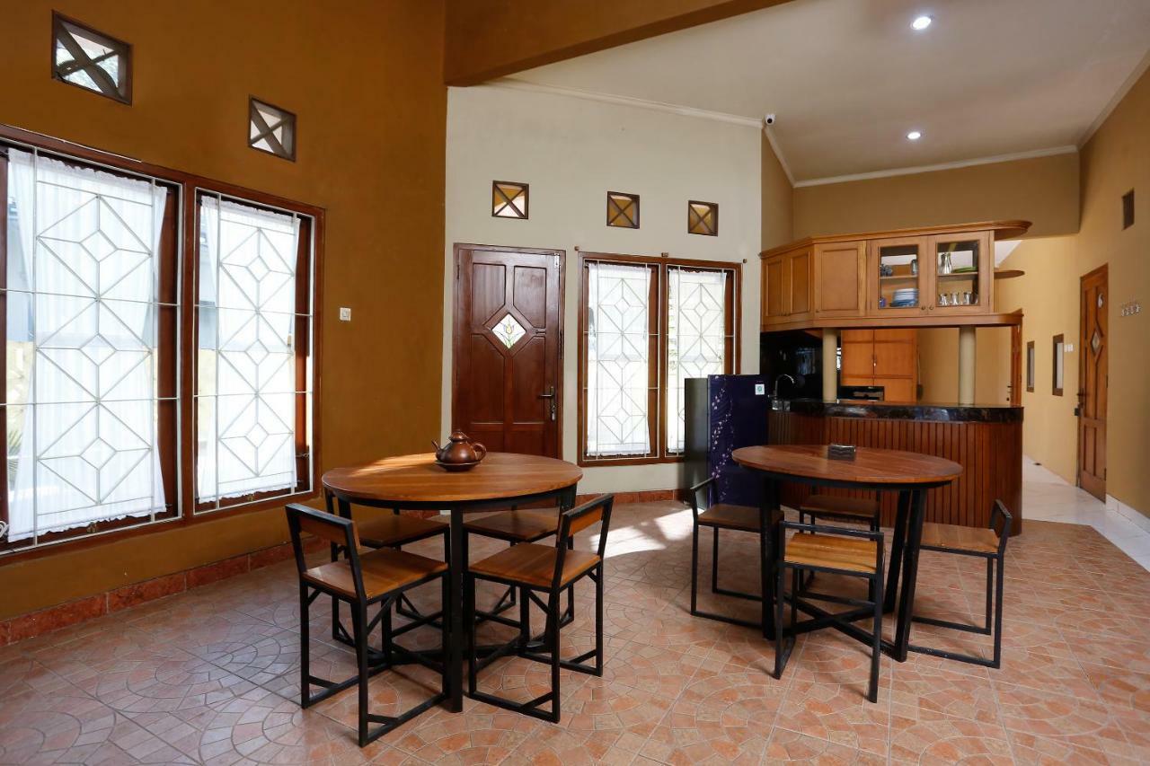 Oyo 1072 Kampung Condro Wulan Guesthouse Maguwo Kültér fotó