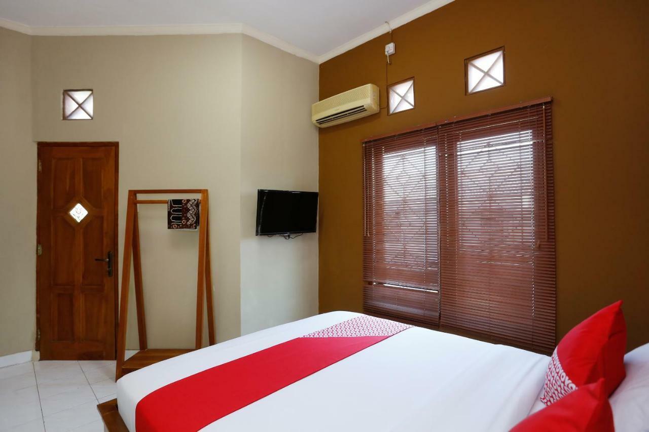 Oyo 1072 Kampung Condro Wulan Guesthouse Maguwo Kültér fotó