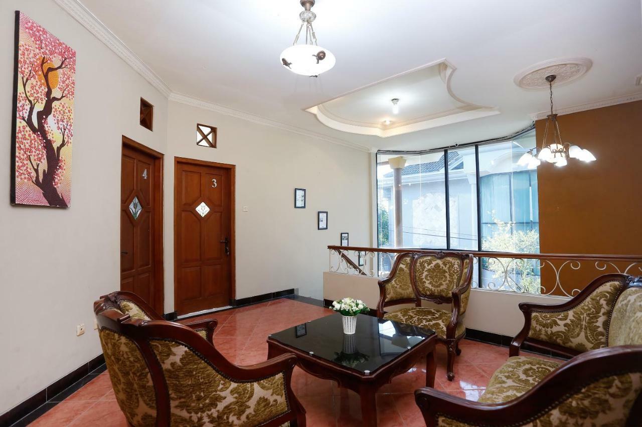 Oyo 1072 Kampung Condro Wulan Guesthouse Maguwo Kültér fotó