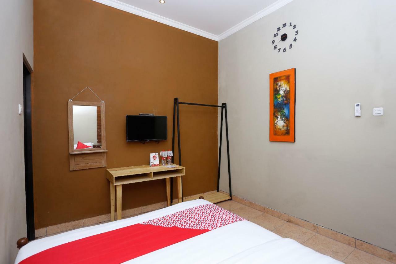 Oyo 1072 Kampung Condro Wulan Guesthouse Maguwo Kültér fotó