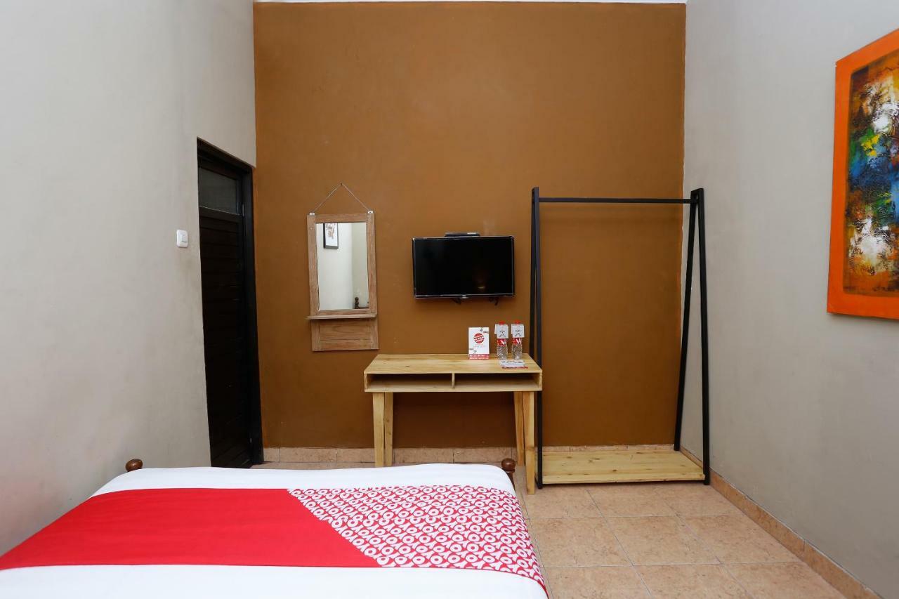Oyo 1072 Kampung Condro Wulan Guesthouse Maguwo Kültér fotó